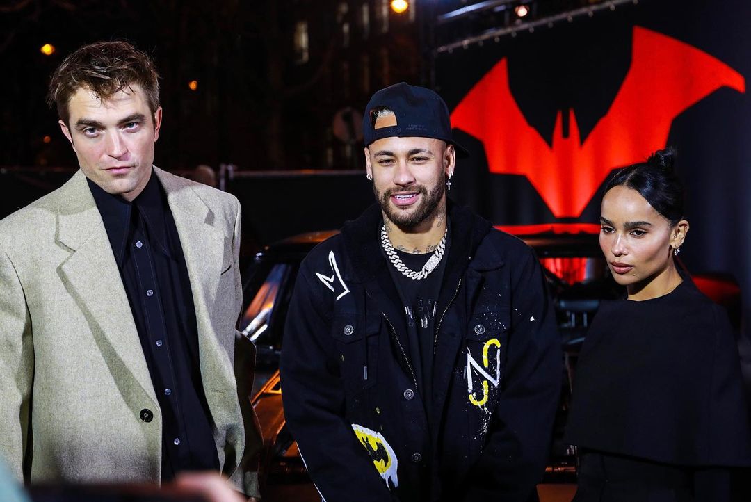 Fã de Batman, Neymar posa com Robert Pattinson e faz test-drive em Batmóvel